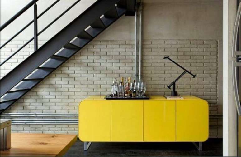 35. Nesse ambiente o home bar simples foi montado sobre o buffet amarelo. Fonte: Pinterest