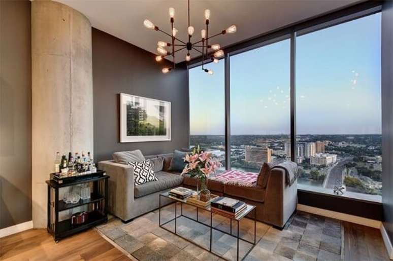 2. O home bar desta sala acomoda diversas garrafas e copos. Fonte: Pinterest