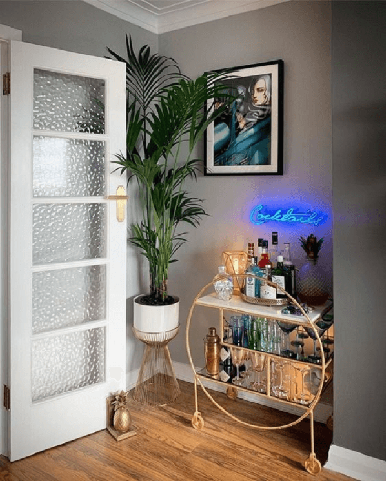 33. O home bar foi estrutura em um carrinho com design moderno. Fonte: Pinterest