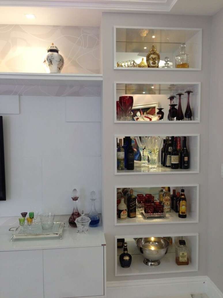 27. O home bar apartamento pequeno foi estruturado na sala de jantar. Projeto por Andrea Nygaard e Andr&eacute;a Simas Arquitetura