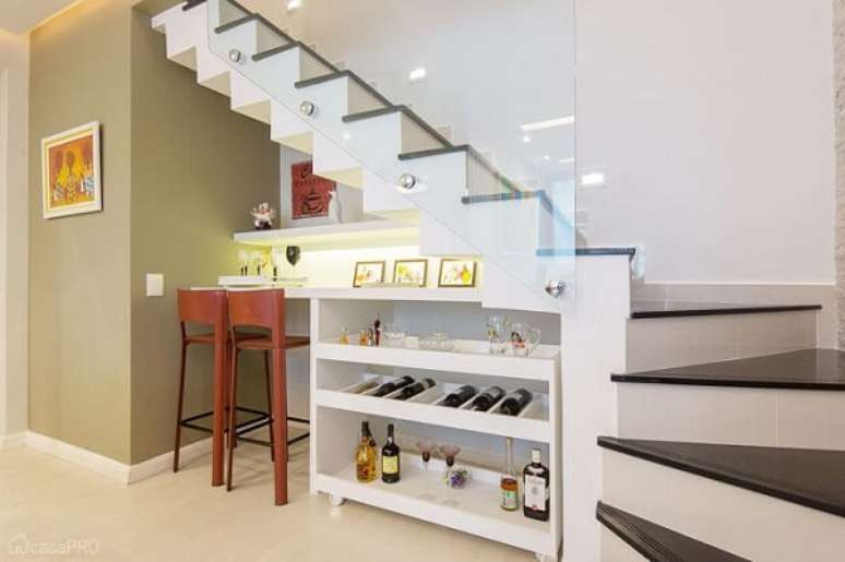 4. O home bar foi feito sob medida embaixo da escada. Fonte: Pinterest