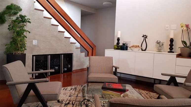 29. O home bar pode ser montado embaixo da escada. Projeto por Lays Sanches Arquitetura + Decor + Ideias