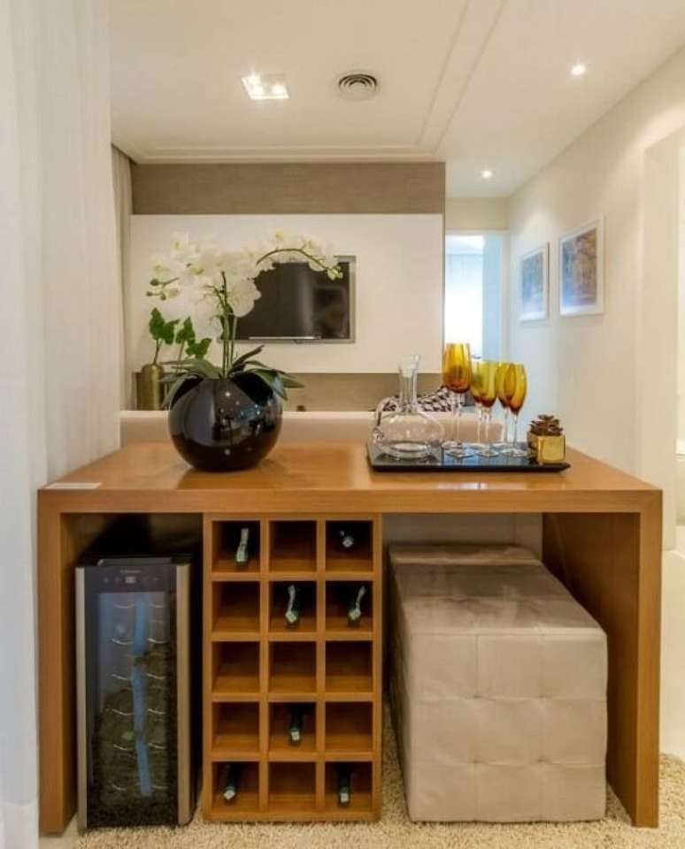 30. O m&oacute;vel planejado acomoda diversas garrafas de vinho. Fonte: Pinterest