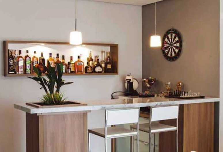 31. O nicho de madeira na parede acomoda diversas garrafas no ambiente. Fonte: Pinterest