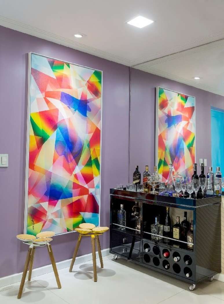 32. O quadro colorido trouxe descontra&ccedil;&atilde;o para o home bar da casa. Projeto por Milla Holtz & Bruno Sgrillo Arquitetura
