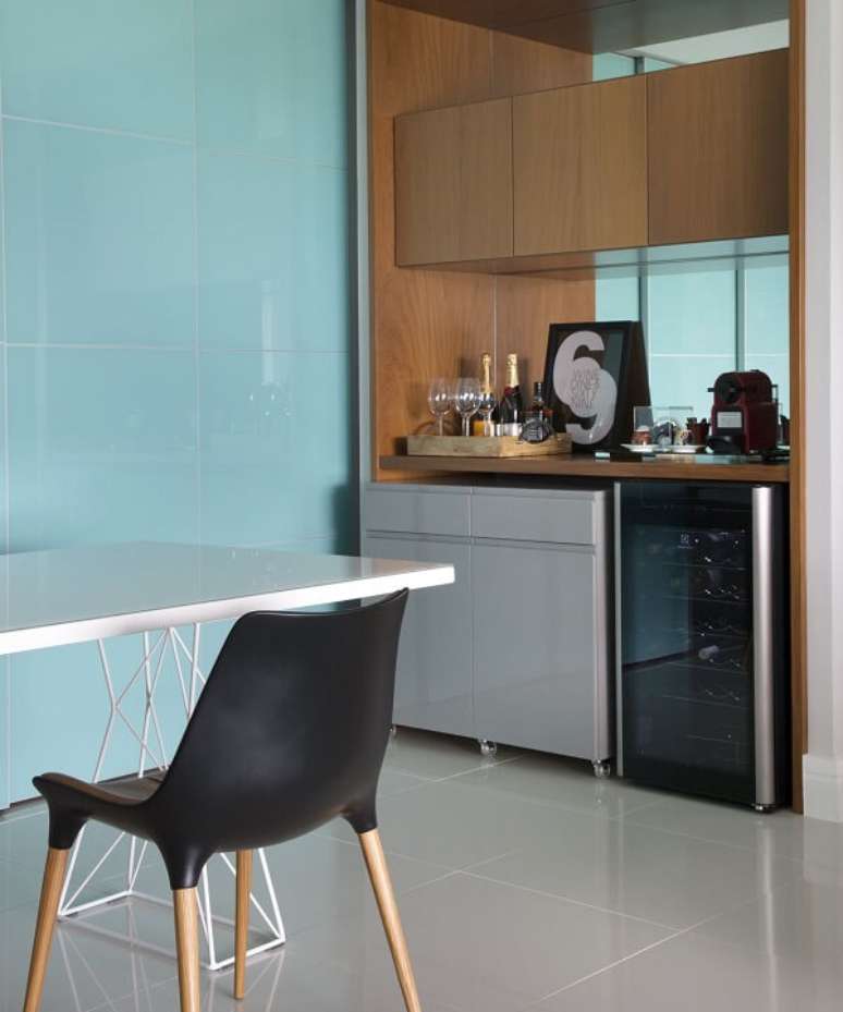22. Os m&oacute;veis do home bar podem ser sob medida para o espa&ccedil;o. Projeto por Fernanda Azevedo Mancini