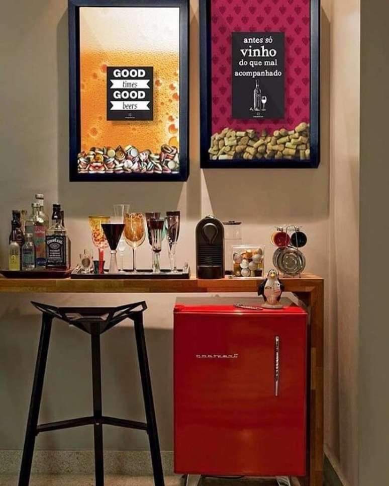 23. Os quadros decorativos trazem descontra&ccedil;&atilde;o para a &aacute;rea do home bar. Fonte: Pinterest