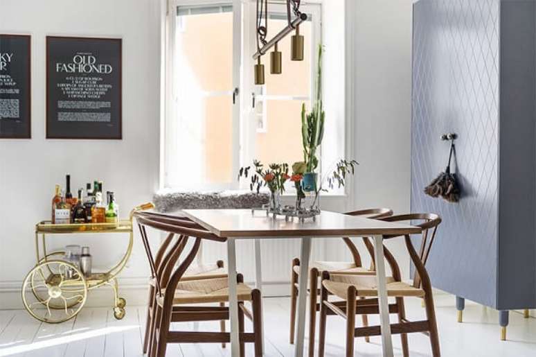 21. Posicione um lindo carrinho bar pr&oacute;ximo a mesa de jantar. Fonte: Pinterest