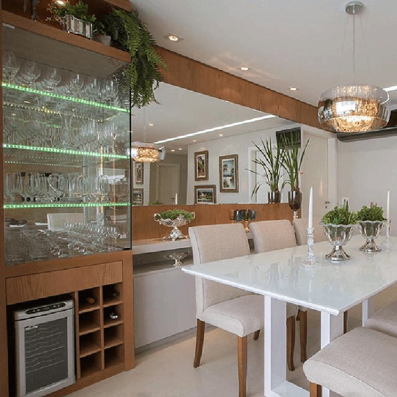 15. Que tal unir cristaleira com adega no seu home com bar? Fonte: Pinterest