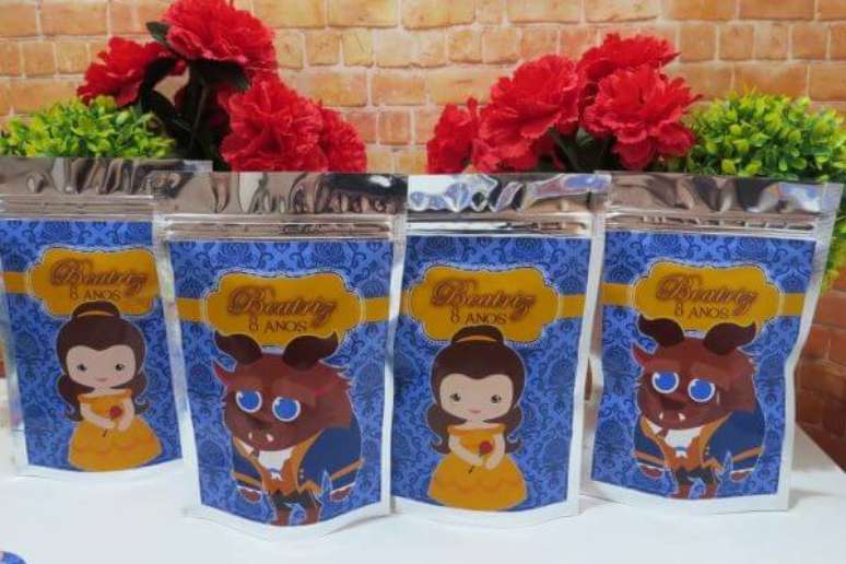 36. Saquinho surpresa de pl&aacute;stico a bela e a festa &ndash; Via: Pinterest