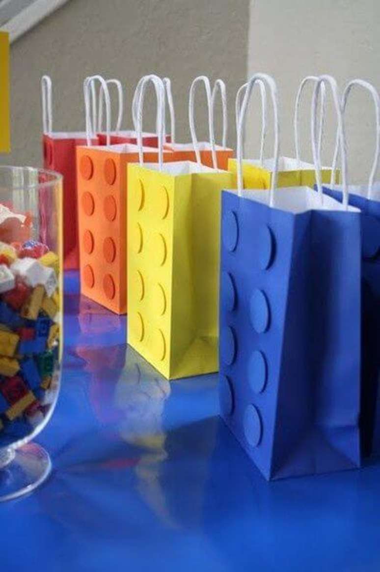 44. Saquinho surpresa colorido de festa da Lego &ndash; Via: Pinterest