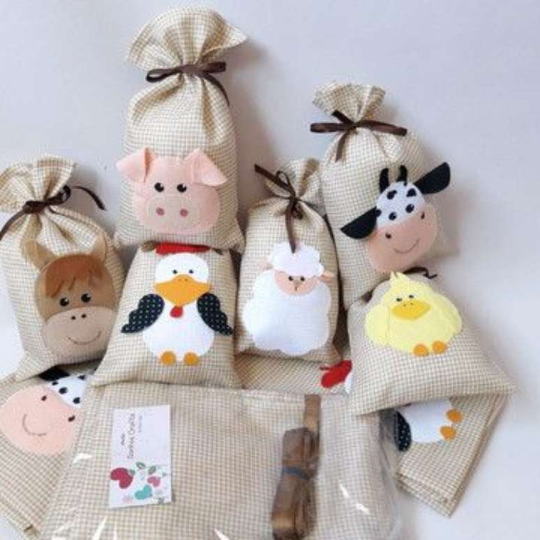 53. Saquinho surpresa de tecido e animais de feltro &ndash; Via: Pinterest