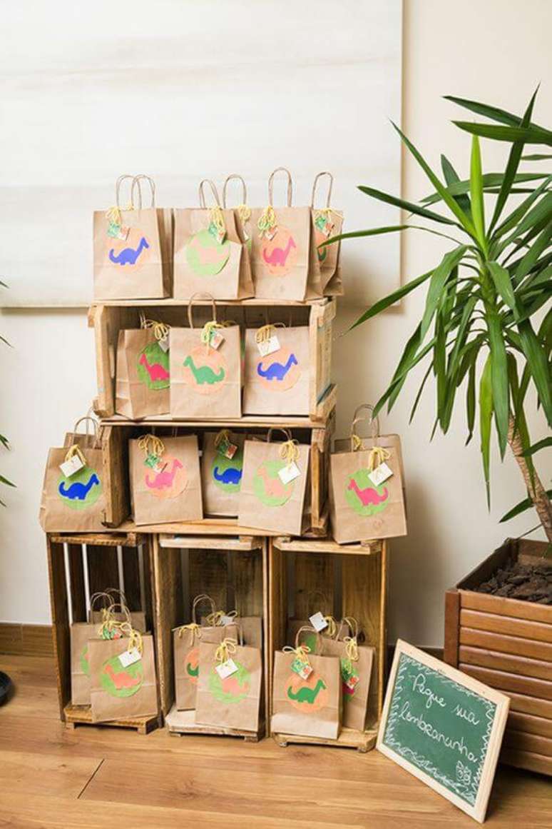 56. Saquinho surpresa estampado de dinossauros &ndash; Via: Revista Artesanato