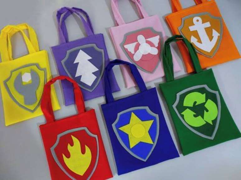 58. Saquinho surpresa em tnt com tema patrulha canina &ndash; Via: Pinterest