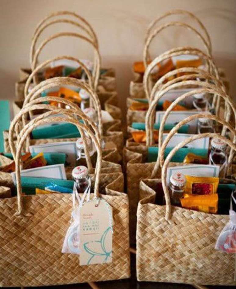 15. Saquinho surpresa na bolsa de palha para festa na piscina &ndash; Via: Pinterest