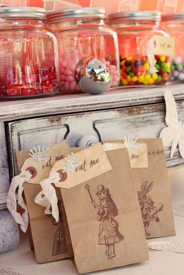 17. Saquinho surpresa para festa alice no pa&iacute;s das maravilhas &ndash; Via: Pinterest