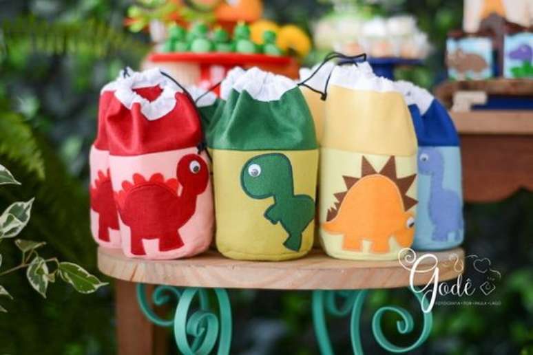 20. Saquinho surpresa para festa infantil de dinossauros &ndash; Via: Pinterest
