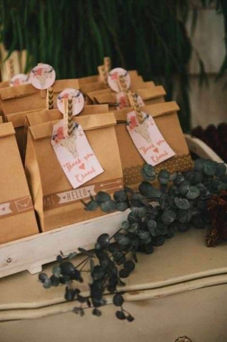 27. Saquinho surpresa personalizado &ndash; Via: Pinterest
