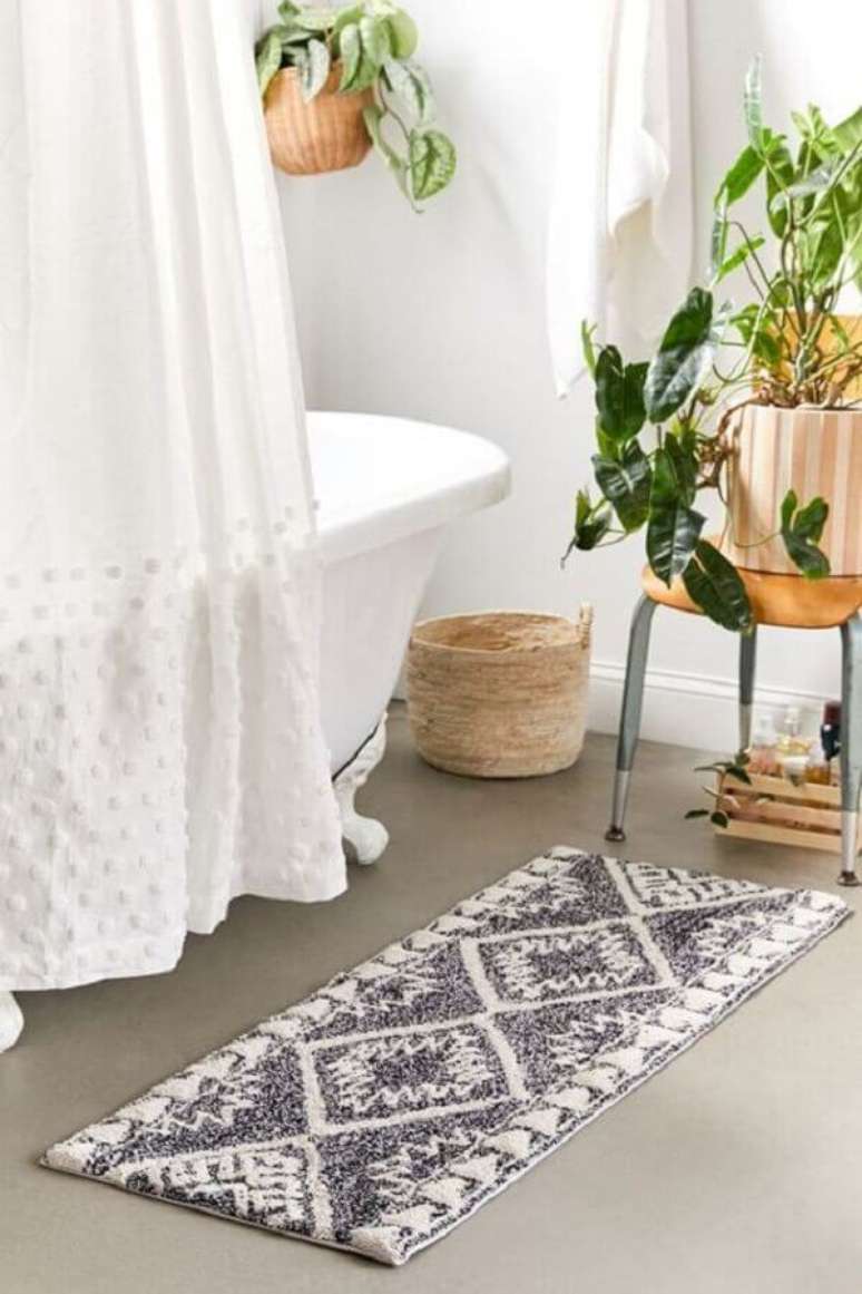 64. Tapete simples para decora&ccedil;&atilde;o de banheiro com banheira pequena &ndash; Foto: Urban Outfitters