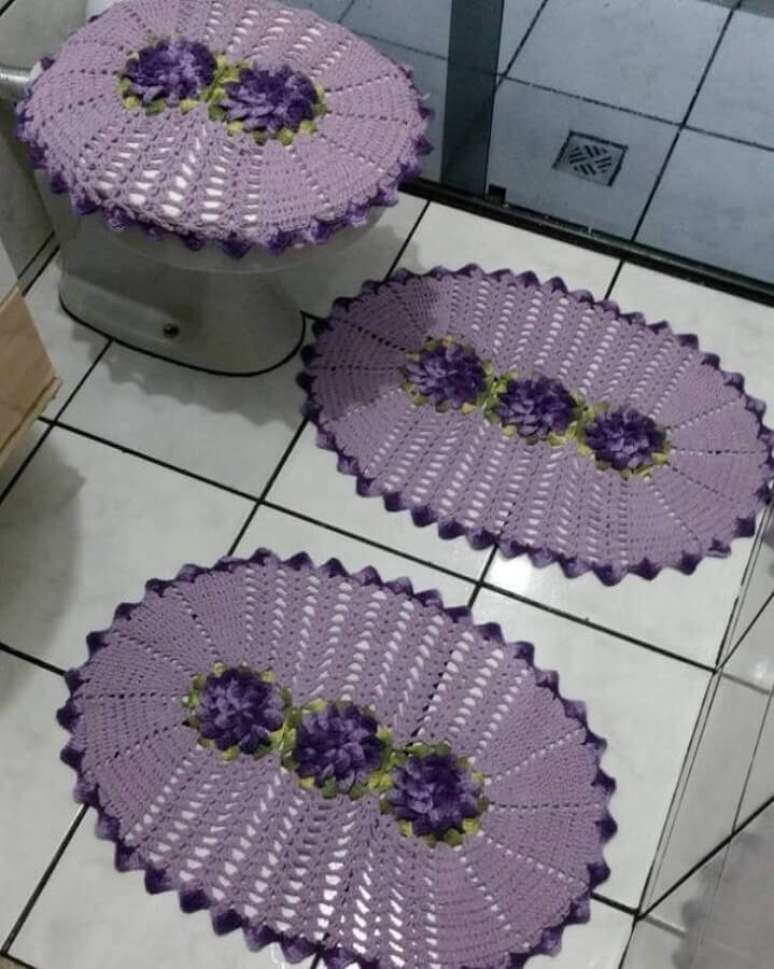 56. Modelo de jogo de banheiro com flores em croch&ecirc; roxas &ndash; Foto: Pinterest