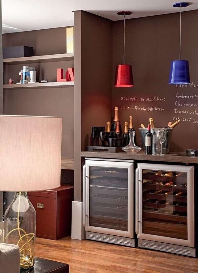 9. Traga um ponto de cor para o home bar com pendentes coloridos. Fonte: Pinterest