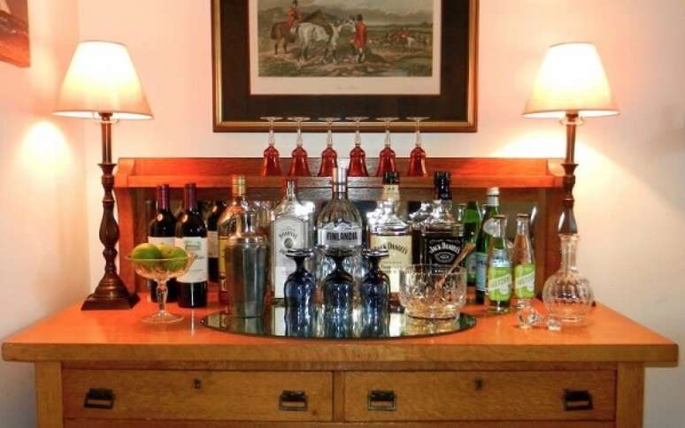 11. Voc&ecirc; pode organizar seu home com bar sobre uma c&ocirc;moda. Fonte: Blog WebContinental