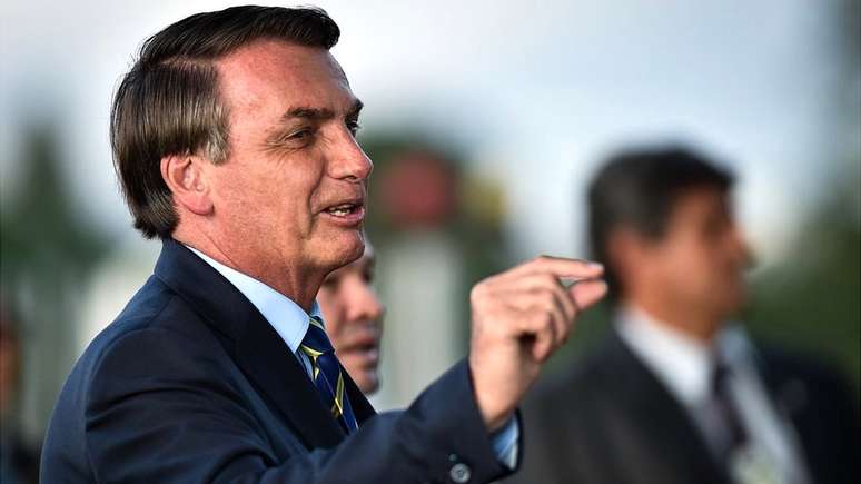 Panelaços marcam presença de Bolsonaro em evento militar em Porto Alegre