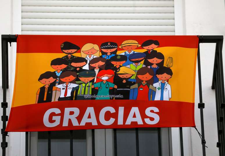 Bandeira que homenageia funcionários de serviços essenciais em varanda em Ronda, na Espanha
28/04/2020 REUTERS/Jon Nazca