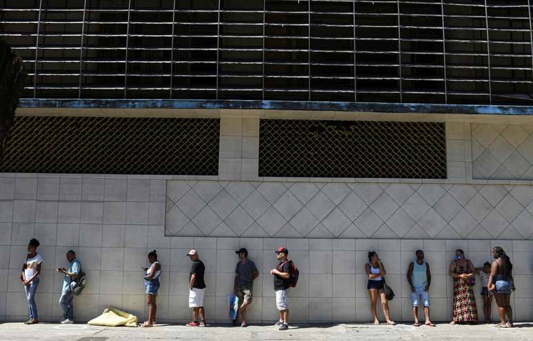 Pessoas aguardam na fila para tentar receber ajuda emergencial do governo federal aos mais vulneráveis, em meio ao surto de doença por coronavírus no Rio de Janeiro
14/04/2020
REUTERS / Lucas Landau
