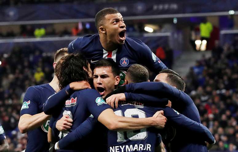 Jogadores do Paris St Germain comemoram gol marcado contra o Lyon pela Copa da França
04/03/2020 REUTERS/Benoit Tessier