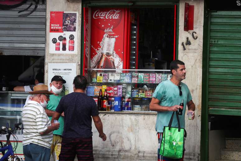 Pessoas do lado de fora de bar em rua de Copacabana
29/04/2020
REUTERS/Pilar Olivares
