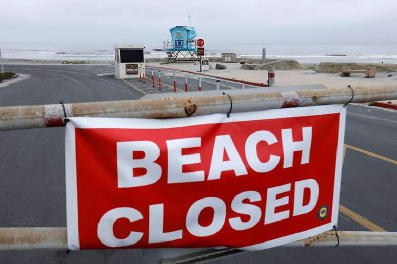 Cartaz sinaliza que praia est&aacute; fechada na Calif&oacute;rnia em meio &agrave; pandemia do coronav&iacute;rus. 30/4/2020.  REUTERS/Mike Blake