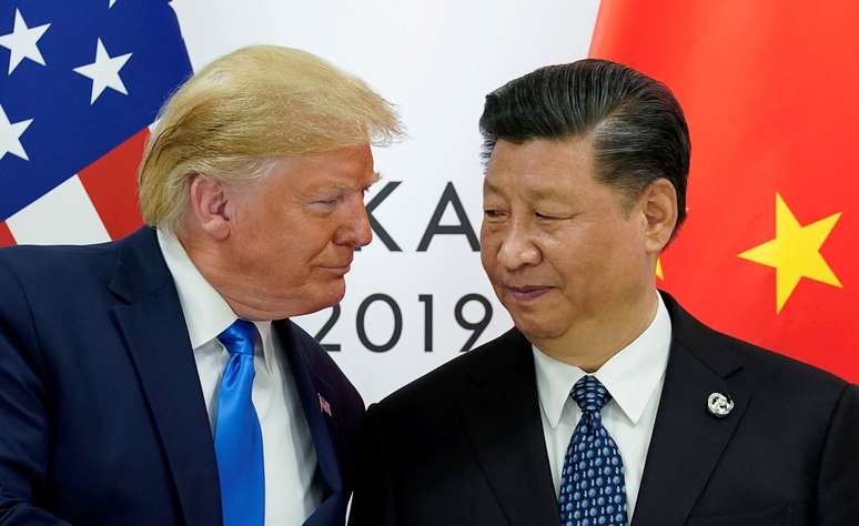 Presidente dos EUA, Donald Trump, ao lado do presidente da China, Xi Jinping. 29/6/2019. REUTERS/Kevin Lamarque