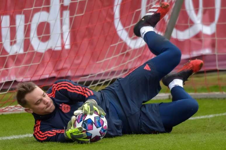Neuer poderá assinar de graça com outro time a partir de janeiro caso não renove (Foto: Guenter Schiffmann / AFP)