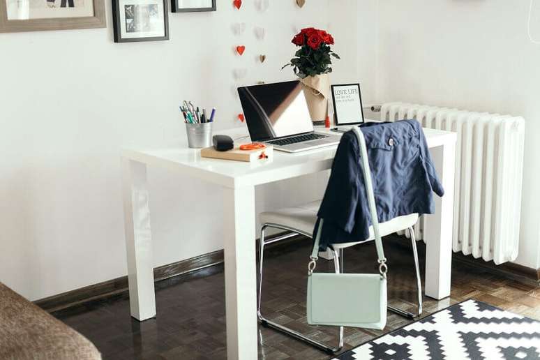 4. Home office com decoração simples – Foto: GettyImages