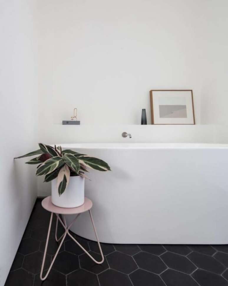 10. Traga um toque de cor para o banheiro incluindo uma maranta na decoração. Fonte: Estudio Nodo