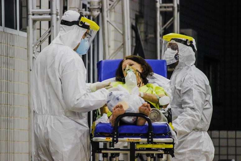 Socorristas são vistos usando EPI (Equipamento de Proteção Individual) na chegada de paciente com covid-19 no Hospital Leonardo Da Vinci, no Bairro Aldeota, em Fortaleza 