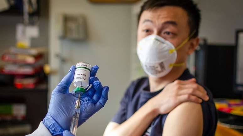 A China tem três vacinas com testes em humanos