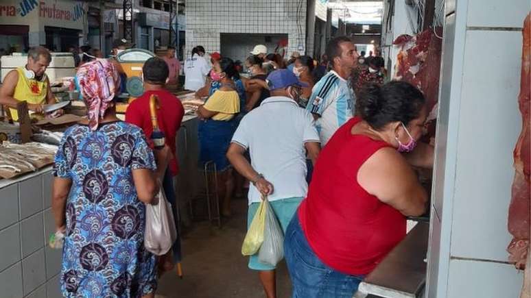 Na feira de Fátima, bairro onde 51 casos já foram confirmados, movimento continuava na semana passada