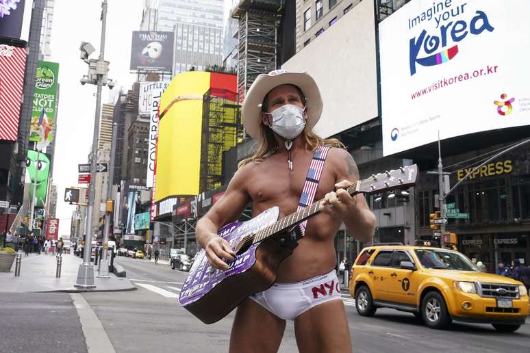 Robert Burck, conhecido como o "Naked Cowboy" posa para fotos em Times Square, em Nova York
17/03/2020
REUTERS/Carlo Allegri
