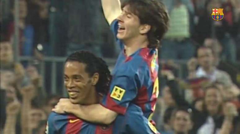 O presente e o futuro, até então: Ronaldinho era o cara do Barcelona na época que Messi surgiu (Foto: Reprodução)