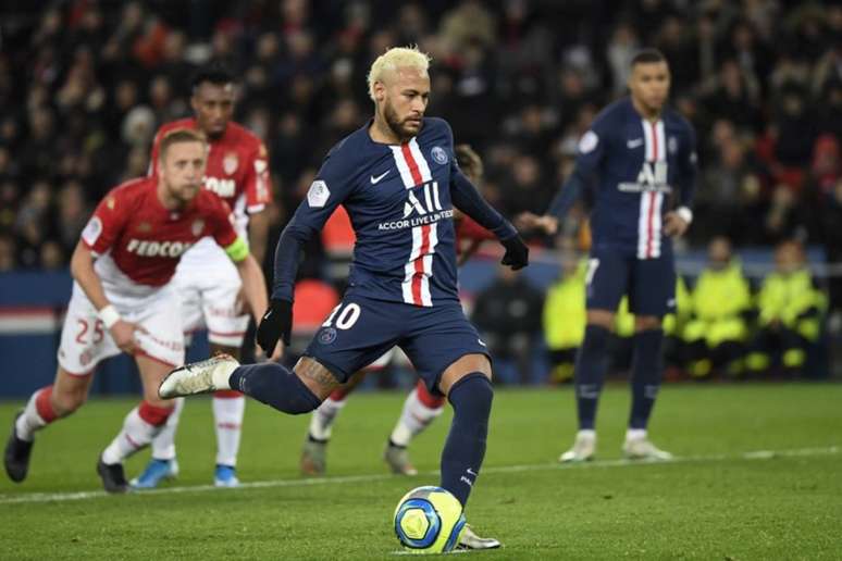 Neymar não aparece entre os três melhores jogadores da liga francesa, mas está na seleção do torneio (AFP)