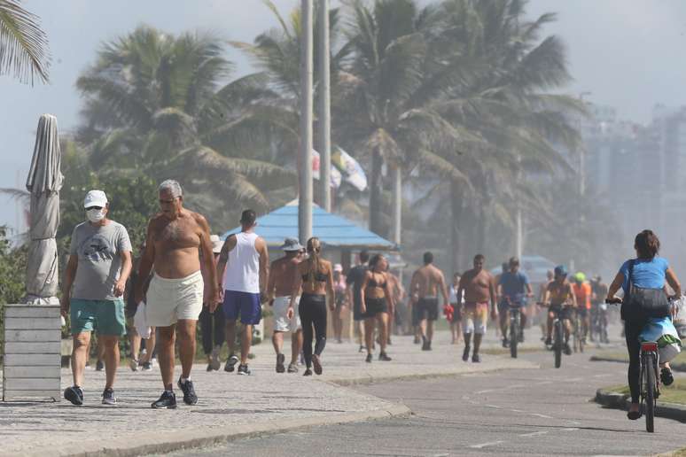Movimento de ciclistas e pessoas fazendo caminhada na orla da praia da Barra da Tijuca, zona oeste do Rio de Janeiro, na manhã desta sexta-feira, 1º de maio de 2020.