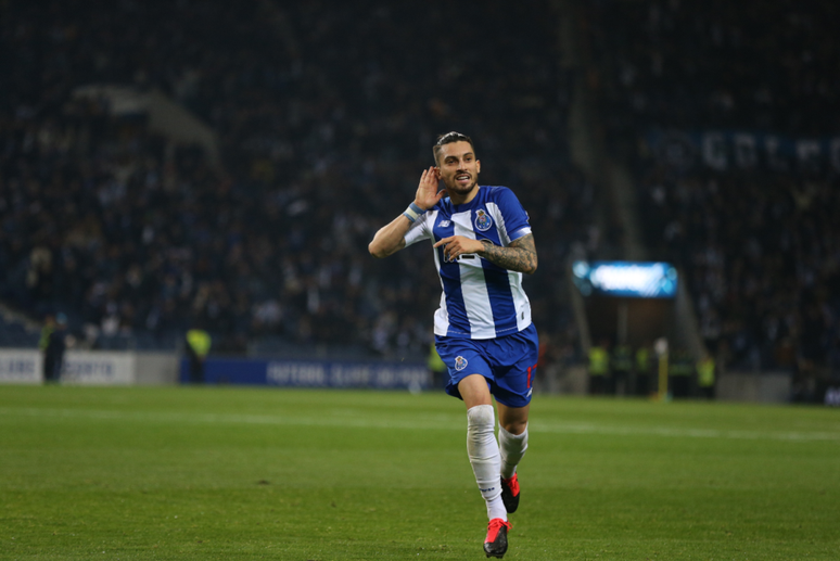 Alex Telles é o lateral-esquerdo com mais gols na história do Porto (Foto: Reprodução/ Porto FC)