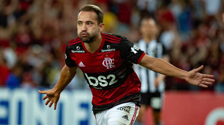 Flamengo quer cortar 25% dos salários dos jogadores