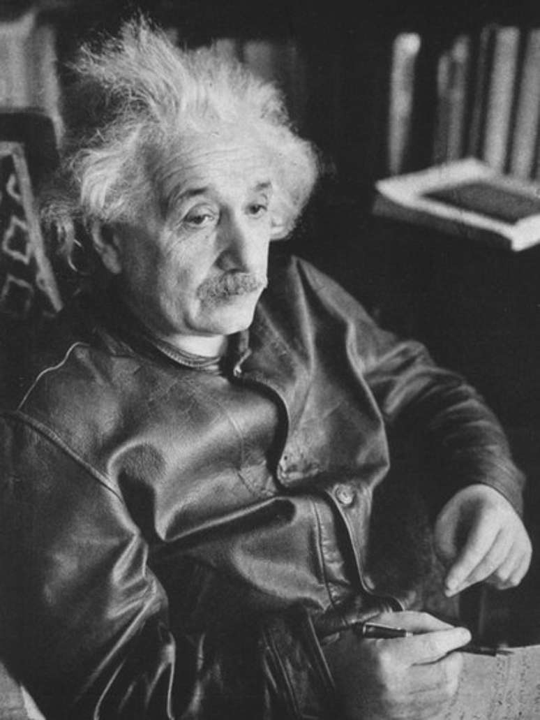 Albert Einstein foi fotagrafado várias vezes usando a mesma jaqueta e o cabelo despenteado