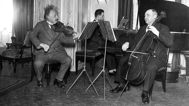 Einstein gostava de tocar violino em suas horas vagas