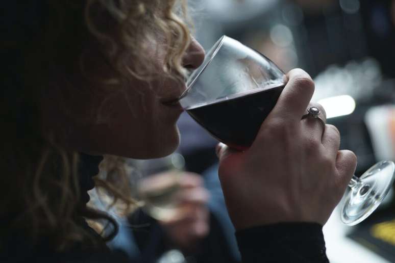 Guia da Cozinha - Consumo de &aacute;lcool na quarentena: veja os cuidados