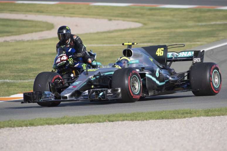Lewis Hamilton e Valentino Rossi trocaram suas máquinas no fim do ano passado (Foto: Divulgação/Lewis Hamilton)