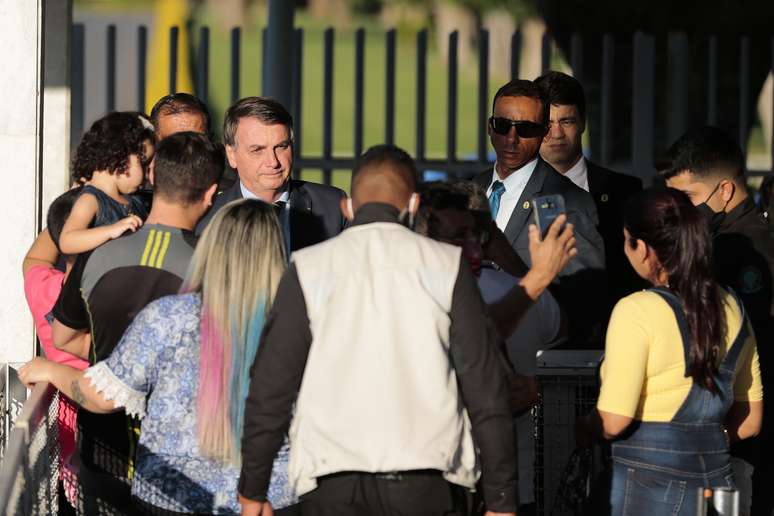 Presidente Jair Bolsonaro cumprimenta apoiadores no Palácio da Alvorada, em Brasília